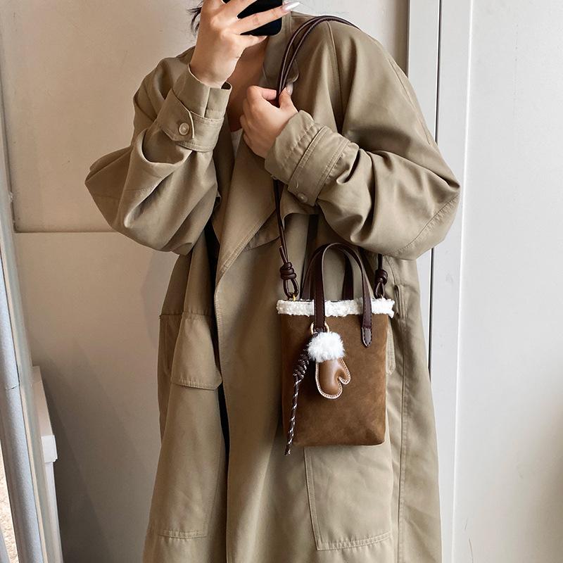 

2025 новая зимняя сумка женская сумка-ведро из овечьей шерсти модная большая вместительная сумка на плечо универсальная сумка-тоут 15*4*20 коричневый