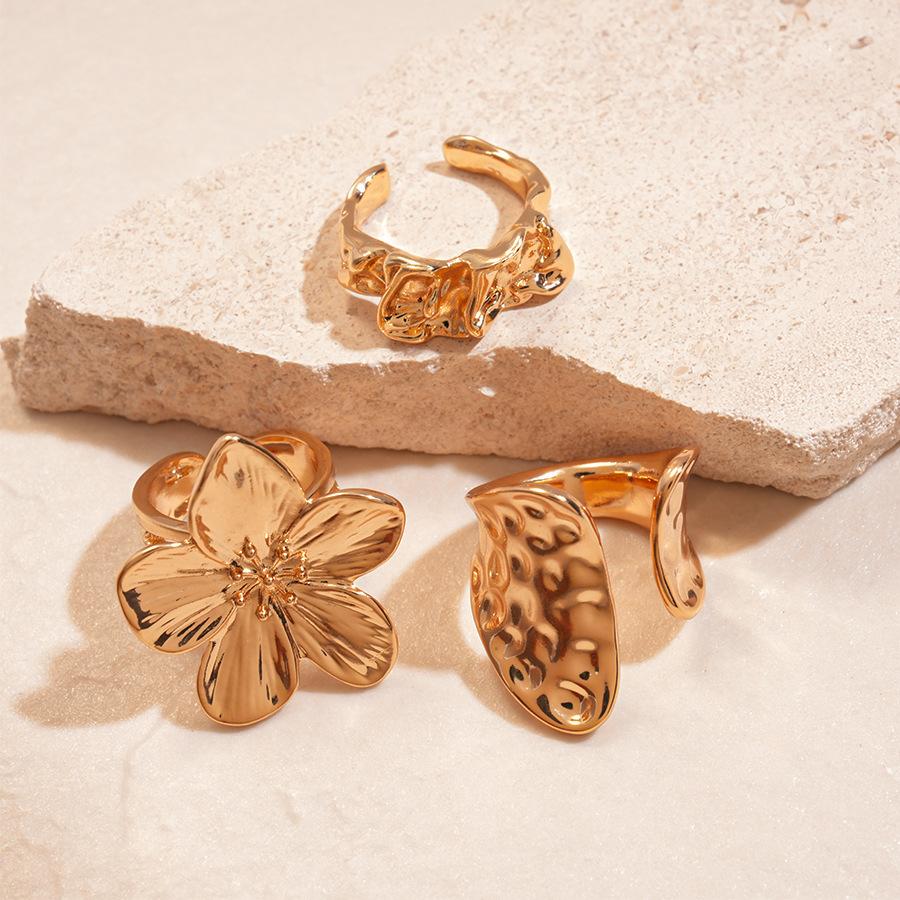 Bague à ouverture florale plissée géométrique irrégulière en métal mode luxe léger bague polyvalente pour l'index
