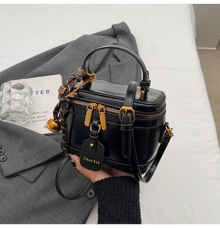 Autumn and Winter Retro Portable Small Square Bag Box Bag Fashion Shoulder Crossbody Niche Commuter Women's Bag Versatile