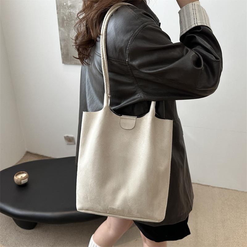 Retro Style Tote Bag For Female Use Featuring Durable Material And Interior Cell Phone Pocket
