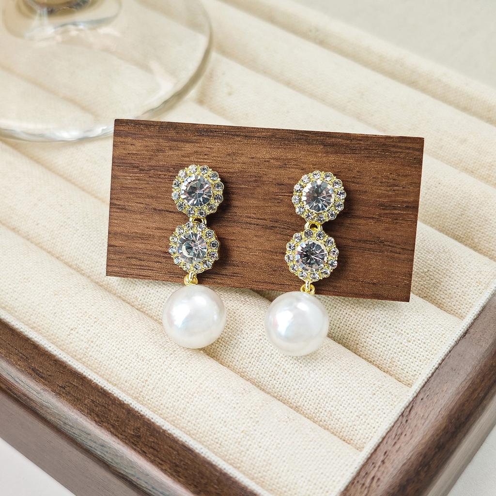 Light Luxury Simple Pearl Earrings Women'S Metal Smooth Pearl Geometric Star Love Ear Jewelry Of The Same Style