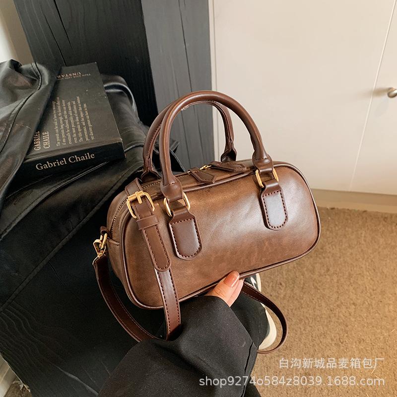 

Retro portable bowling bag women s 2025 new autumn fashion small square bag simple shoulder messenger bag коричневий