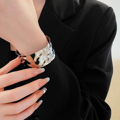 Pulseira Redonda Enrugada Aberta Para Mulheres Meninas Pulseira Personalizada Pulseira de Luxo Leve Acessórios de Joalheria Presentes