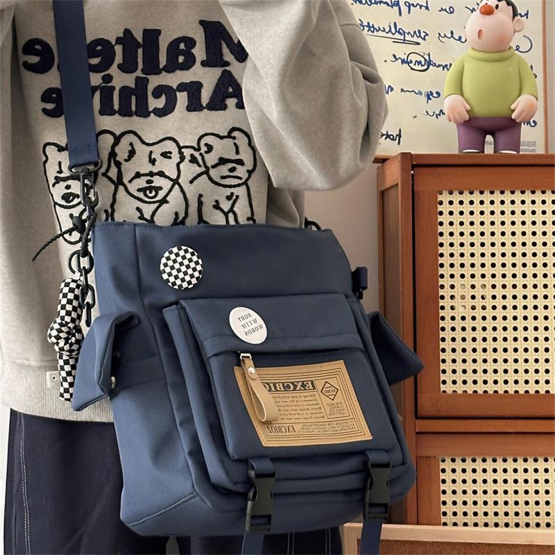 Korean version of lightweight student make-up bag 2025 new large-capacity fashion shoulder bag going out casual messenger bag