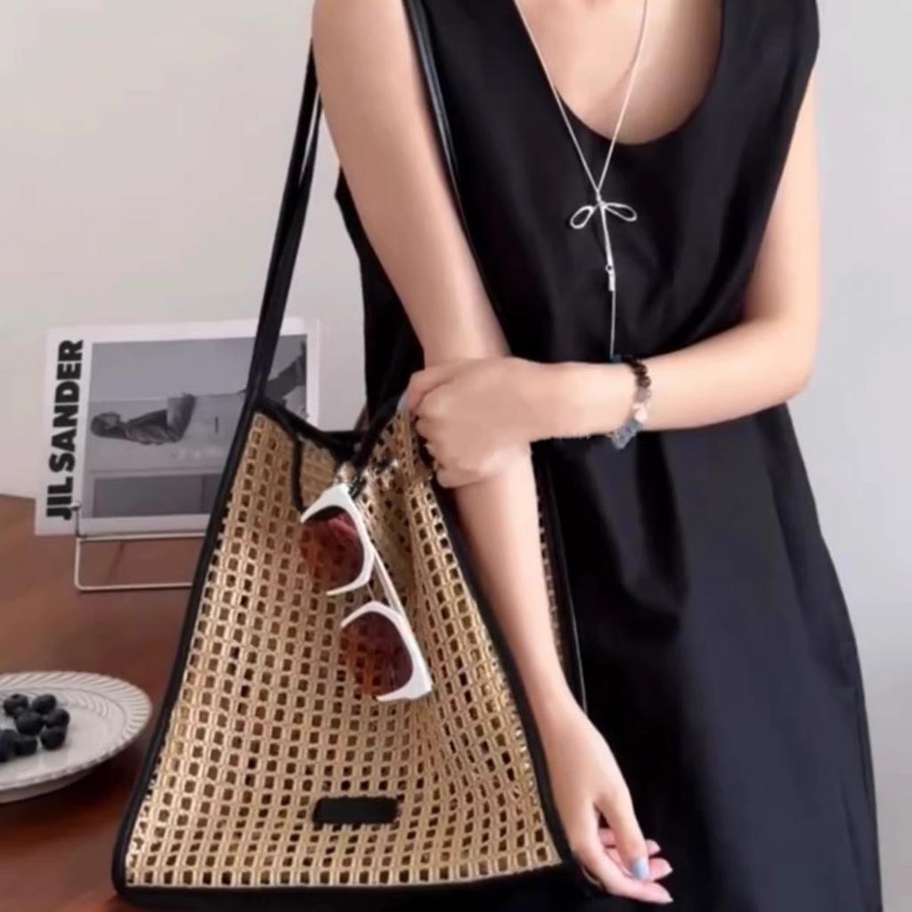 New Stylish and Simple Handbag One Shoulder Underarm Hollow Straw Bag Woven Seaside Vacation Bag Large Capacity