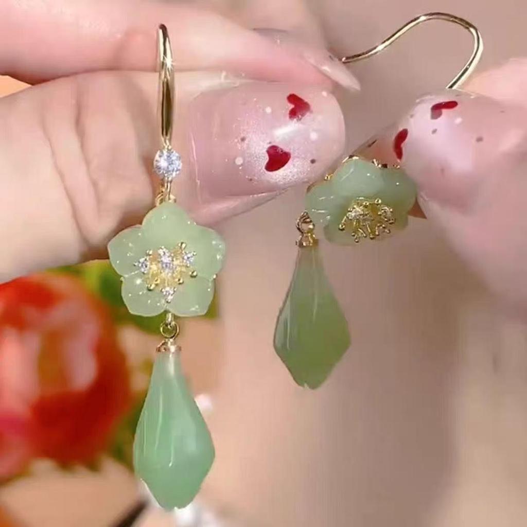 Green Magnolia Flower Water Drop Earrings: Luxurious, Exquisite, Versatile Ear Studs with an Elegant Ancient Chinese Style