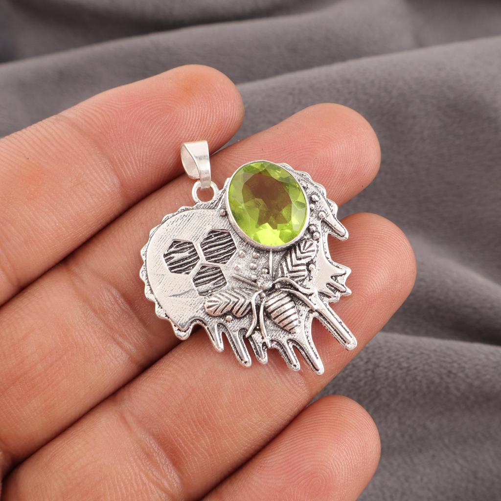 Wisiorek z peridotu, biżuteria z kamieni szlachetnych, wisior z litego srebra próby 925, ręcznie robiona biżuteria, wisior z kamieniem szlachetnym, prezent dla niego