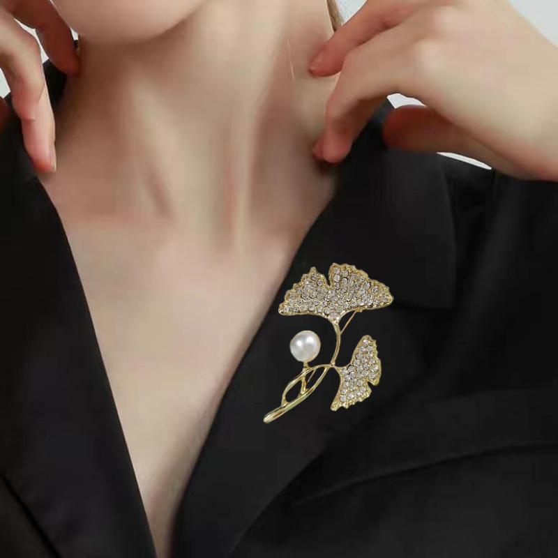 Retro Elegant Ginkgo Leaf Faux Pearl Brosjer for kvinner Temperament Enkel og allsidig brosje Blomster Brosjer Pin Party Bryllup Smykker Gave