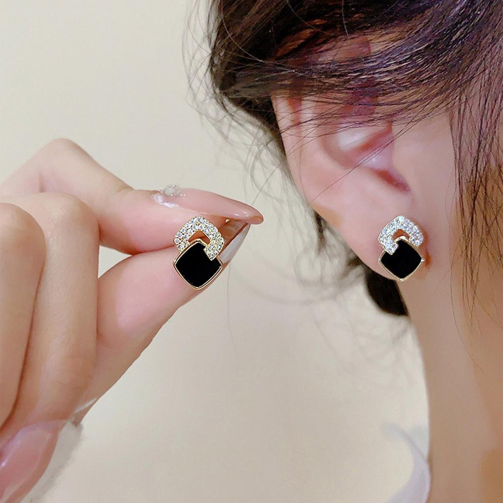 Gylne sirkonøreringer utstråler en eksklusiv og allsidig stemning, med søte øredobber for kvinner