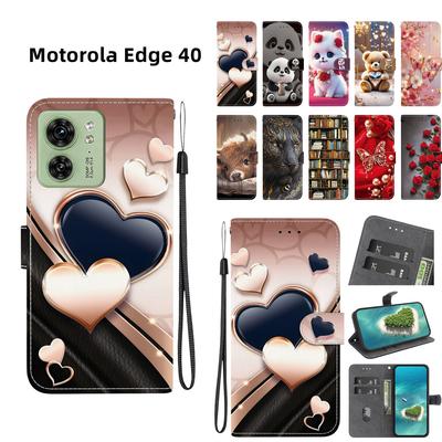 Handgefertigte PU-Leder-Flip-Hülle für Motorola Edge 40 Rutschfeste Stoßfeste Hülle mit Handschlaufe & Herz/Rose Katze Designs