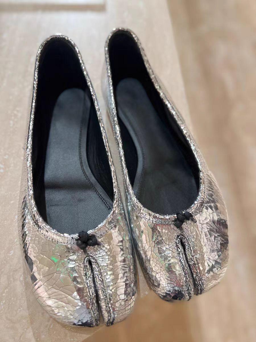 

[sheii] Личные вещи~ Кожаные туфли с раздвоенным носком в виде свиных копыт, женские туфли-лодочки на плоской подошве с неглубоким вырезом 35