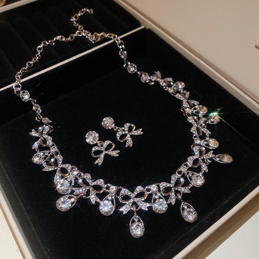 

Набор-колье и серьги в европейском дворцовом стиле с геометрическим бантом из страз