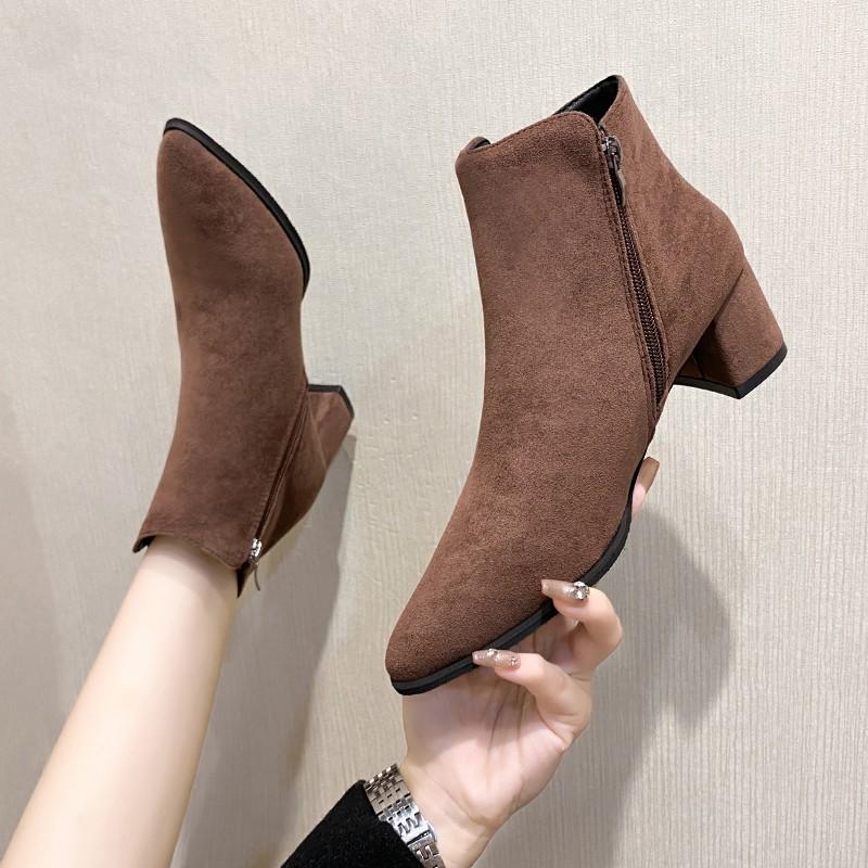 

Зимняя мода 2024 года, простые кожаные однотонные универсальные ботинки с заостренной боковой молнией, удобные короткие женские ботинки 40 коричневый
