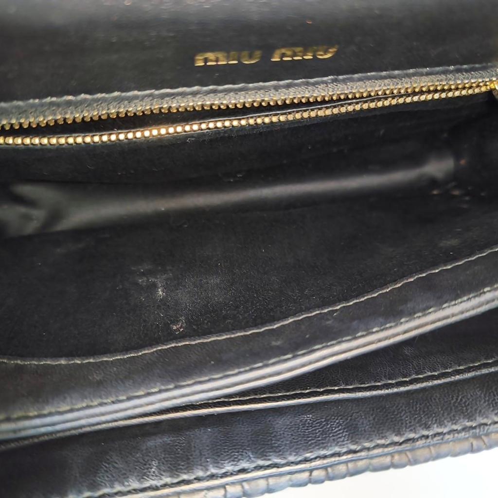 [Pre-Owned] Miu Confidential Smooth Edged Elegant Metal Lock Clasp Lambskin Envelope Crossbody Shoulder Bag - Very Good #1PLWY0U