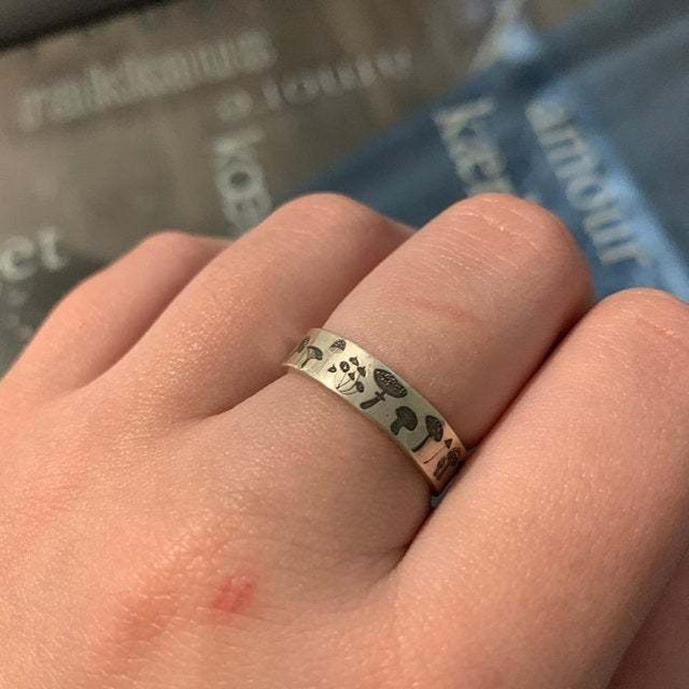 Nowy Pierścionek z Grzybem w Stylu Vintage dla Kobiet Mężczyzn Bohemski Delikatny Ręcznie Robiony Rzeźbiony Pierścionek z Kwiatem Zaręczynowy Obrączka Ślubna Biżuteria Prezent