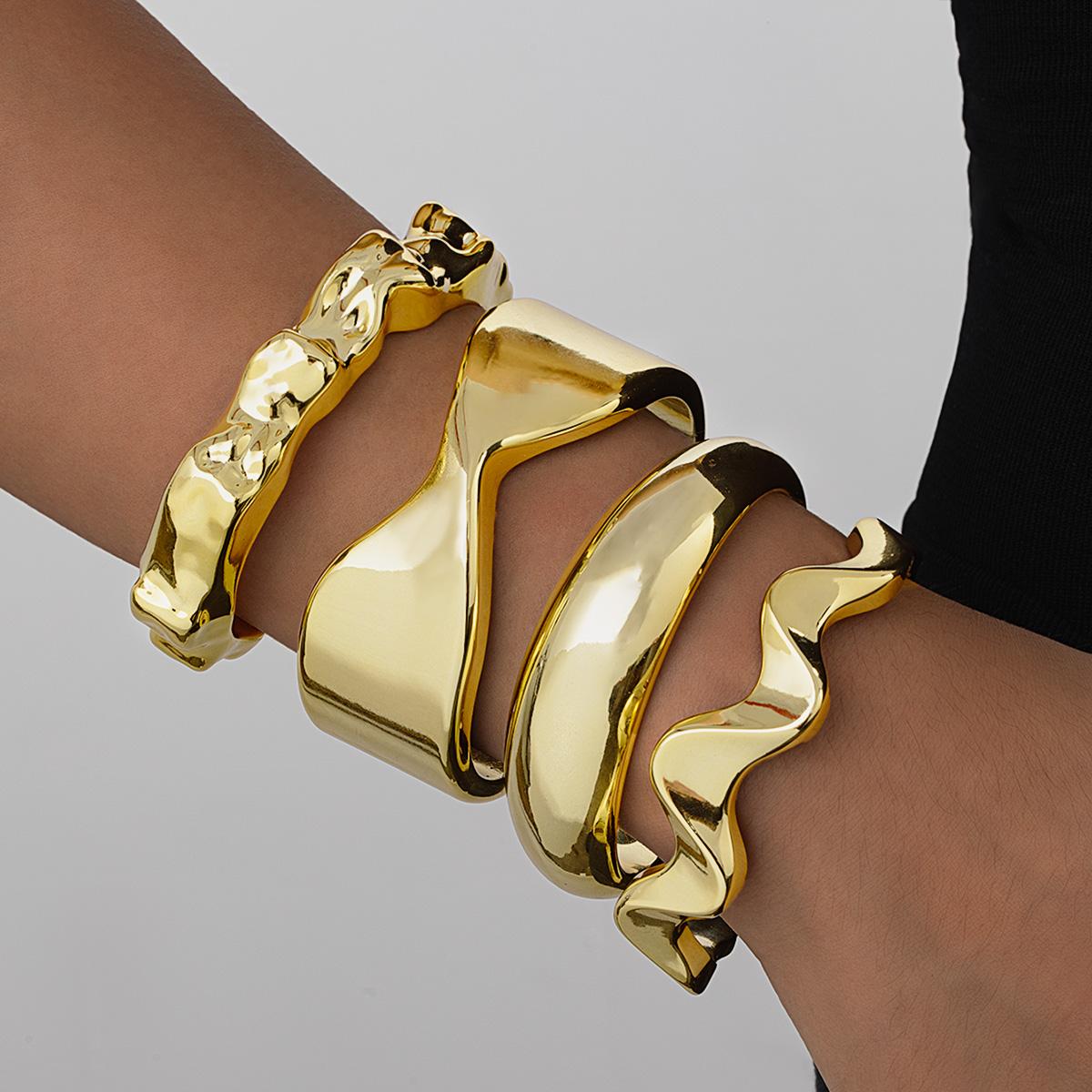 

4 pieces of exaggerated geometric wave pattern pleated wristbands, multiple stacked wide face bracelets to match freely
