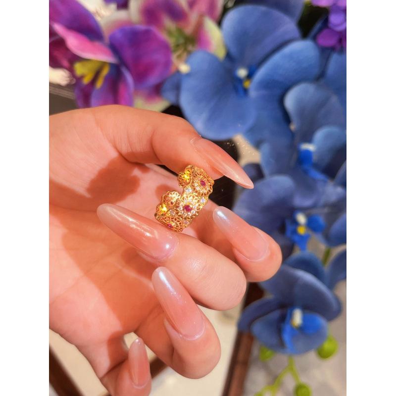 The Same Old Shop In The Gold Store Is Full Of Diamonds, Roses, Window Flowers, Vajra Opening Rings, Retro Light Luxury Rubies, And High-End Feeling