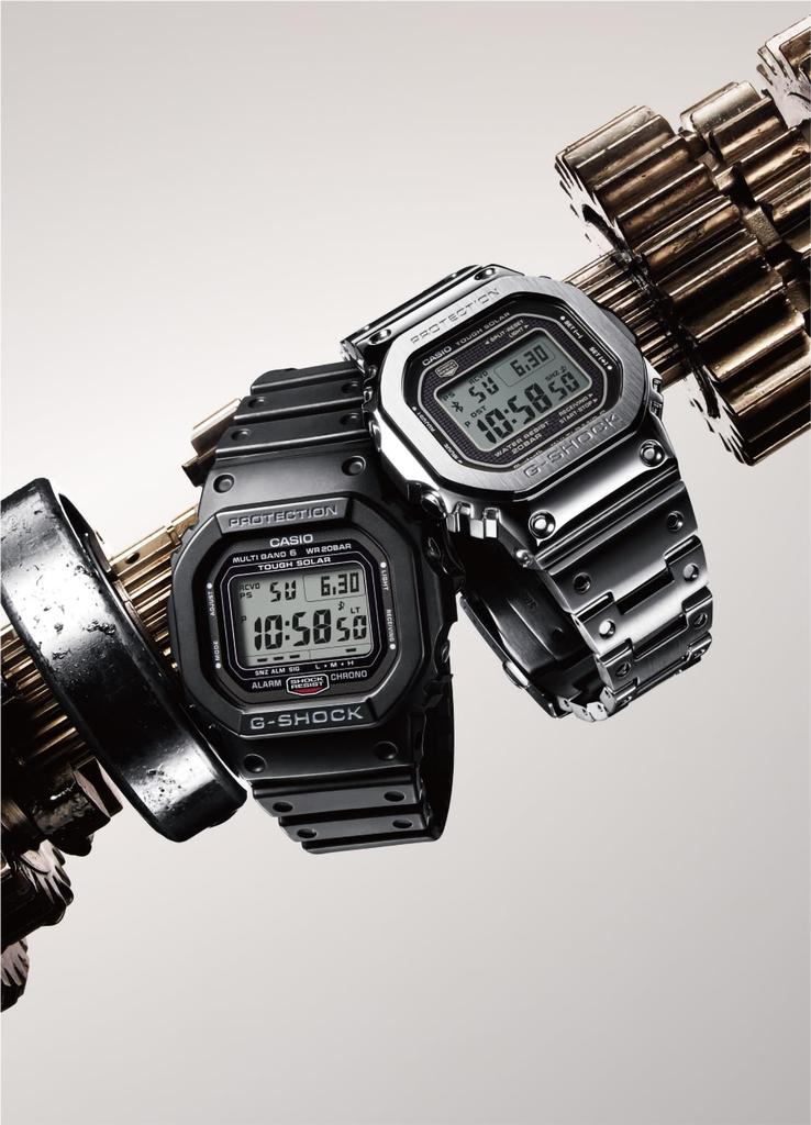 Stříbrné hodinky Casio s plně kovovým pouzdrem a solárním napájením G-Shock GMW-B5000D-1JF Pánské Bluetooth, Design, Rádiově řízené