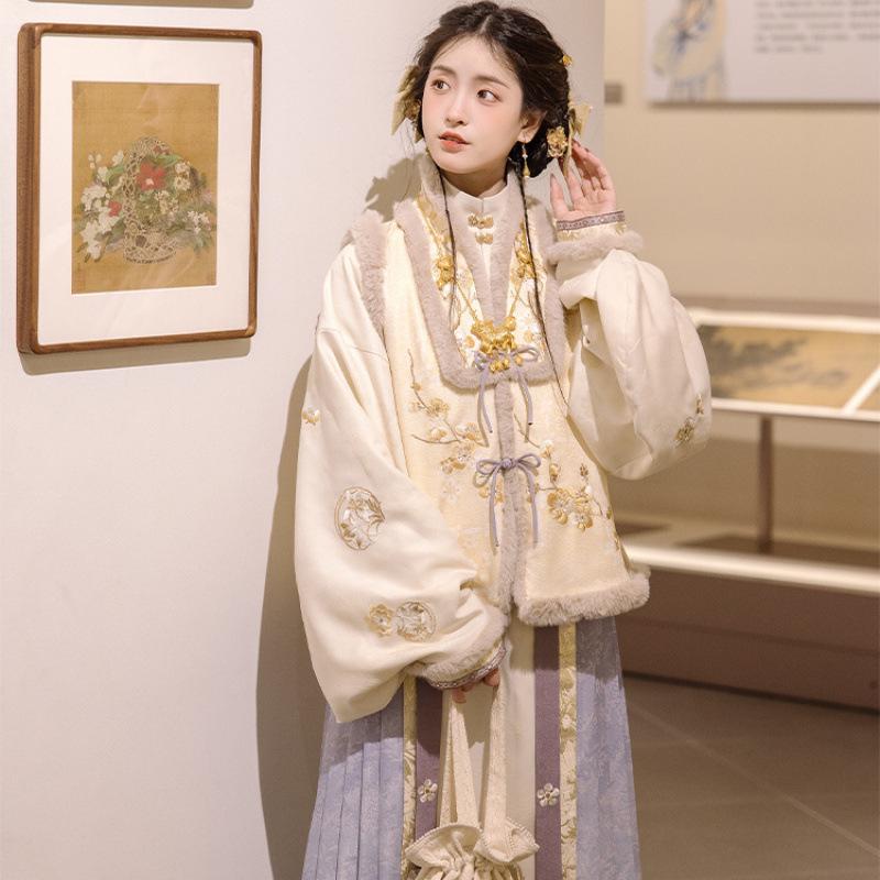 Autumn/Winter Maki-e Kintsugi Hanfu: Embroidered Ming-Style Fairy Horse Face Skirt for Women