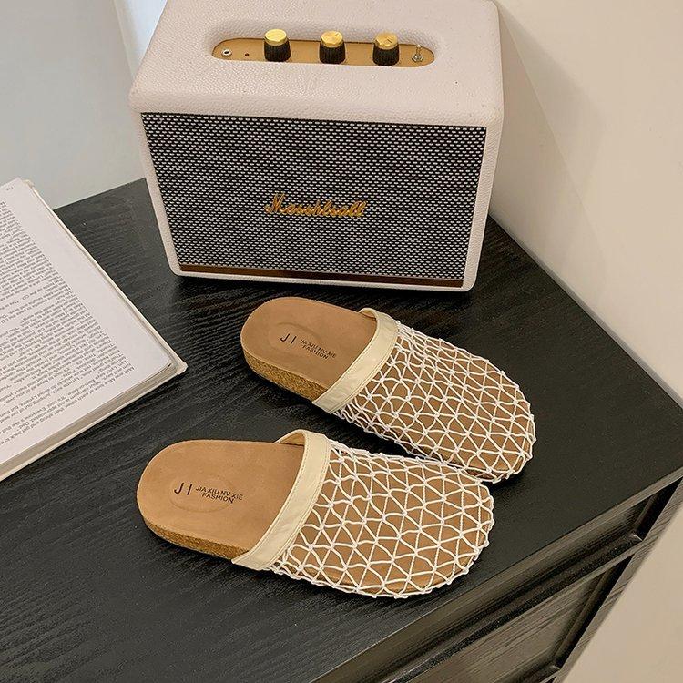 Niszowe tkane puste siateczkowe chłodne kapcie damskie buty do noszenia 2025 nowe letnie na płaskiej podeszwie oddychające sandały z zakrytą piętą