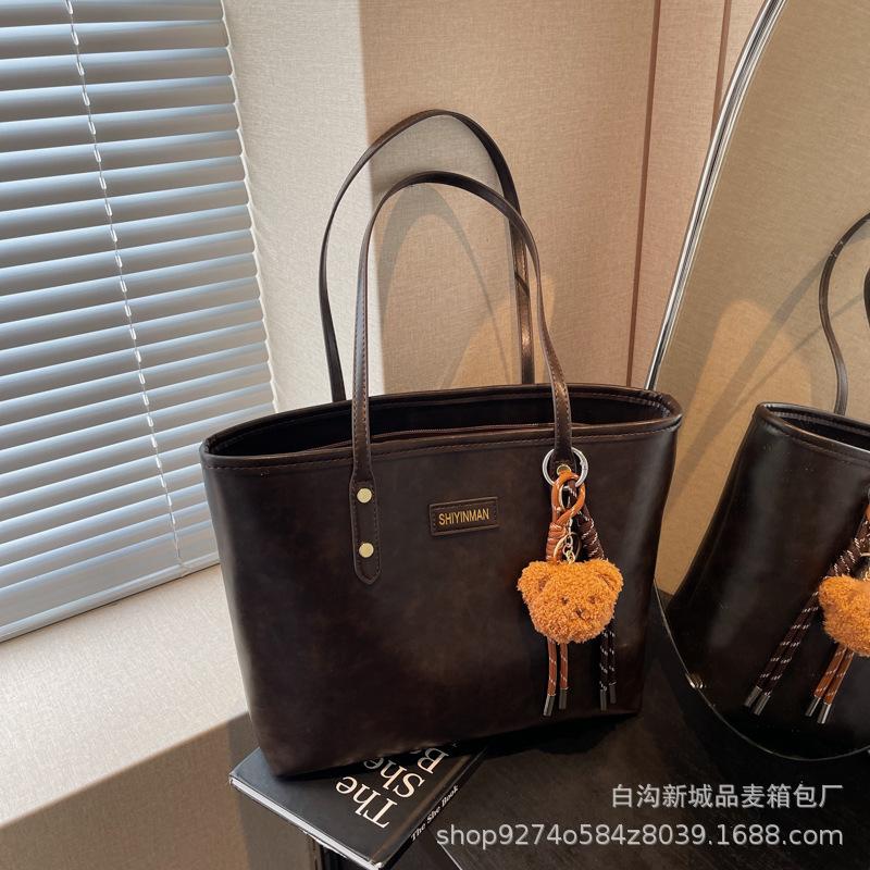 

This year s popular fashion versatile big bag women s 2025 new retro shoulder bag large capacity commuter tote bag темно-коричневого
