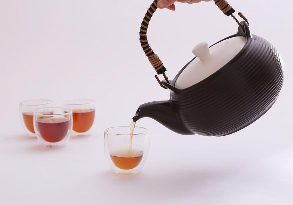 Ceramic Yakunippondo Compatible with gas and halogen 1.2L Direct-Flame Kettle, Black, Thermatec, Original. microwaves, stoves, heaters.