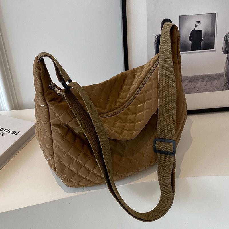 

Популярная сумка-пельмень с бриллиантами Новая модная сумка кроссбоди для женщин Ins Высококлассная нишевая сумка на плечо