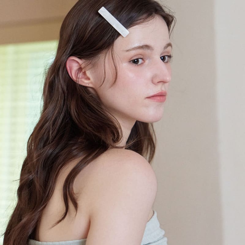 AUT. Hårklämma med akryllogotyp (Vit)