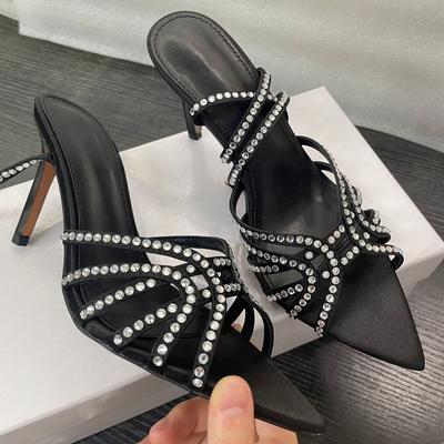 2025 Sommer neue Strasssteine verziert mit schwarzen Stiletto spitz zulaufenden Sandalen Satin Open-Toe Mode vielseitige Damenschuhe
