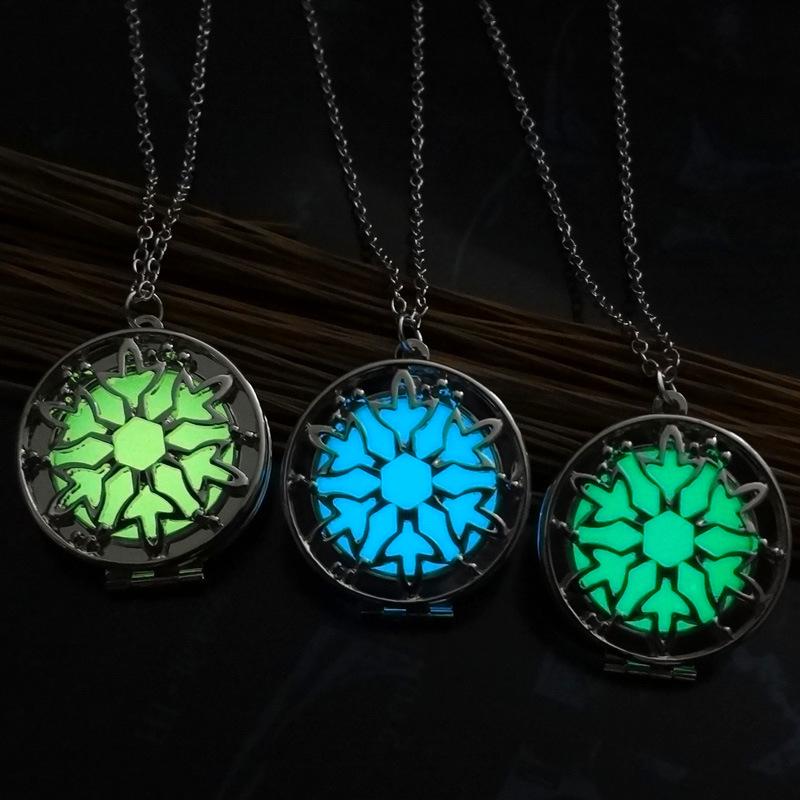 

Tri-Color Retro Clock Necklace with Luminous Hollow Flip Design