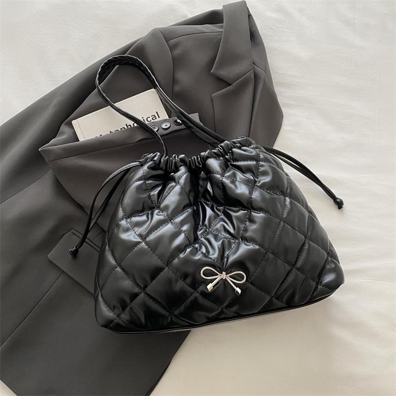 

Вместительная сумка-тоут мессенджер с ромбовидным ремешком из мягкой кожи, новая коллекция осень-зима 2025, портативная плечевая сумка для женщин для путешествий на короткие расстояния чёрный