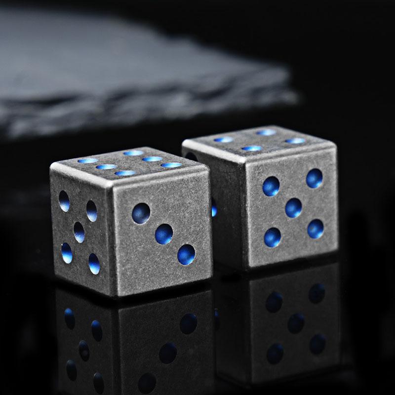 1 Stück/3 Stück Titanlegierung Würfel Tragbarer Schlüsselanhänger Loch mit Halskette Spiel Würfel Sechsseitig Für Party Geschenk