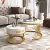 2-in-1 Runder Couchtisch aus MDF, Beistelltisch mit Marmorplatte und Schubladen aus Kunststoff-Rattan, Griffe aus Massivholz. Goldene Eisenfüße.