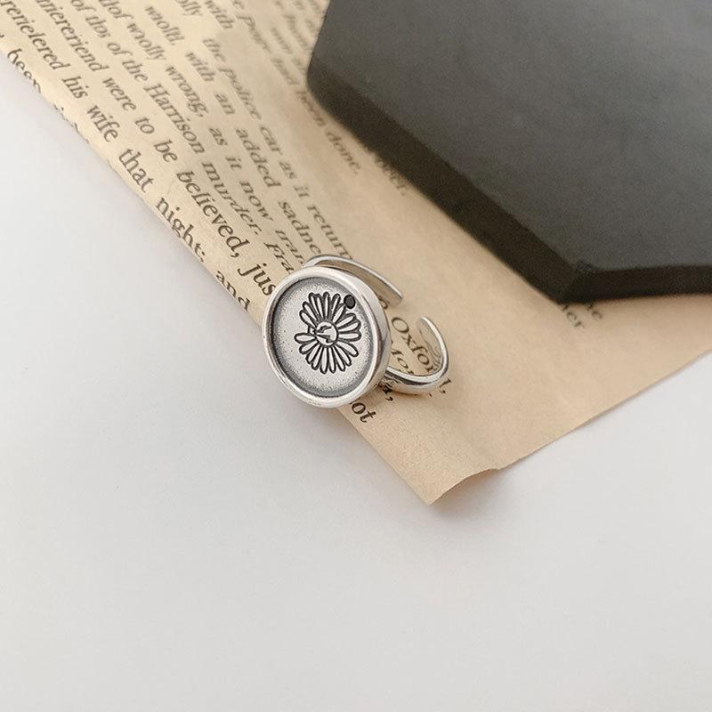 

925 Pure Exquisite Silver Daisy Ring Featuring Vintage Minimalist Design For Fashion Lovers