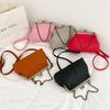 Vintage omuz çantaları kadın küçük zincir Crossbody çanta kilit tasarım çanta marka kadın klip postacı çantası