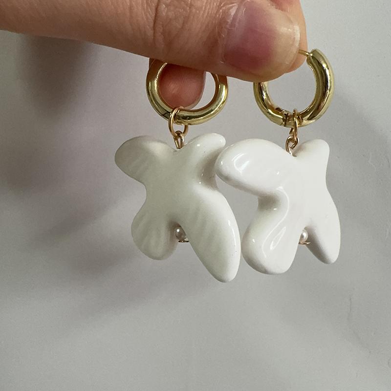 

New Ceramics Black White Peace Dove Hoop Earrings for Women Luxury Elegent Animal Earrings European American Personality Jewelry