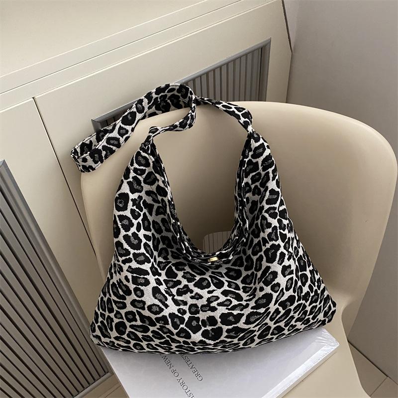 

Casual large-capacity soft-faced commuter bag women s new autumn and winter Korean fan canvas leopard print temperament single shoulder armpit чёрный