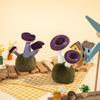 Enoki-Pilz-Plüschtier als Schreibtischdekoration