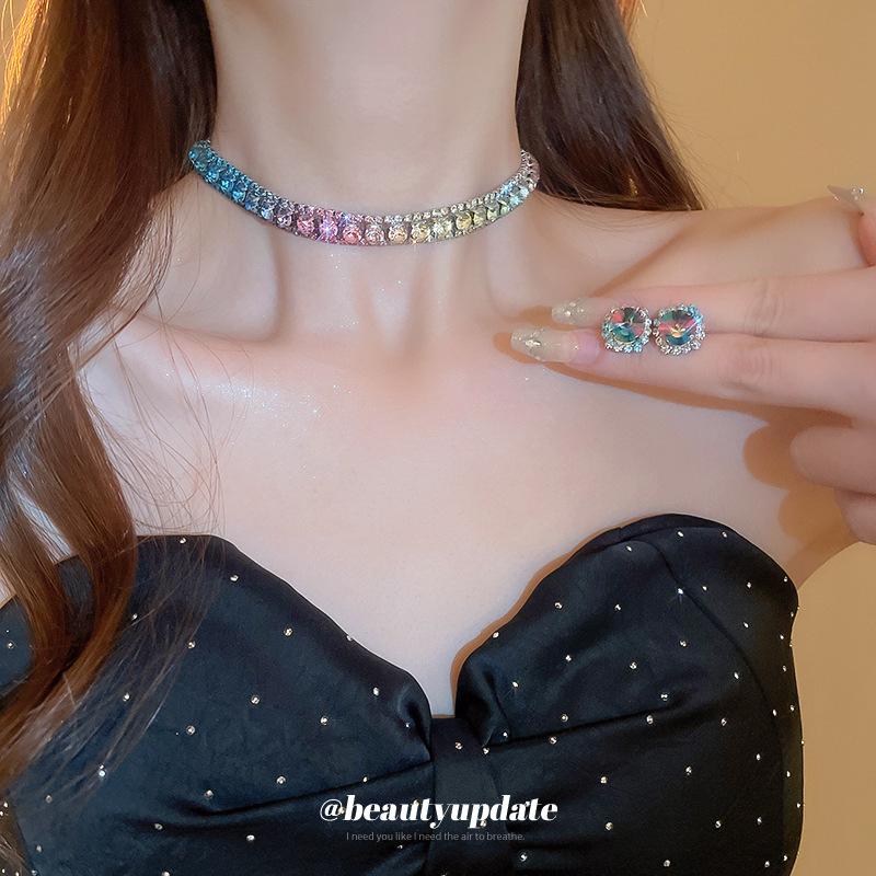 Luxuriöses zweiteiliges Set: Eingesetzte Diamant-Ohrstecker & Halskette mit Farbakzenten
