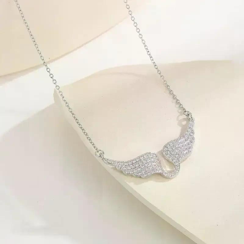 Collana con Ala d'Angelo da Donna Incastonata di Diamanti alla Moda Temperamento Catena per Clavicola in Acciaio di Titanio All-match