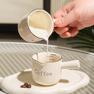 Keramický džbánek na mléko pro latte art s odměrkou