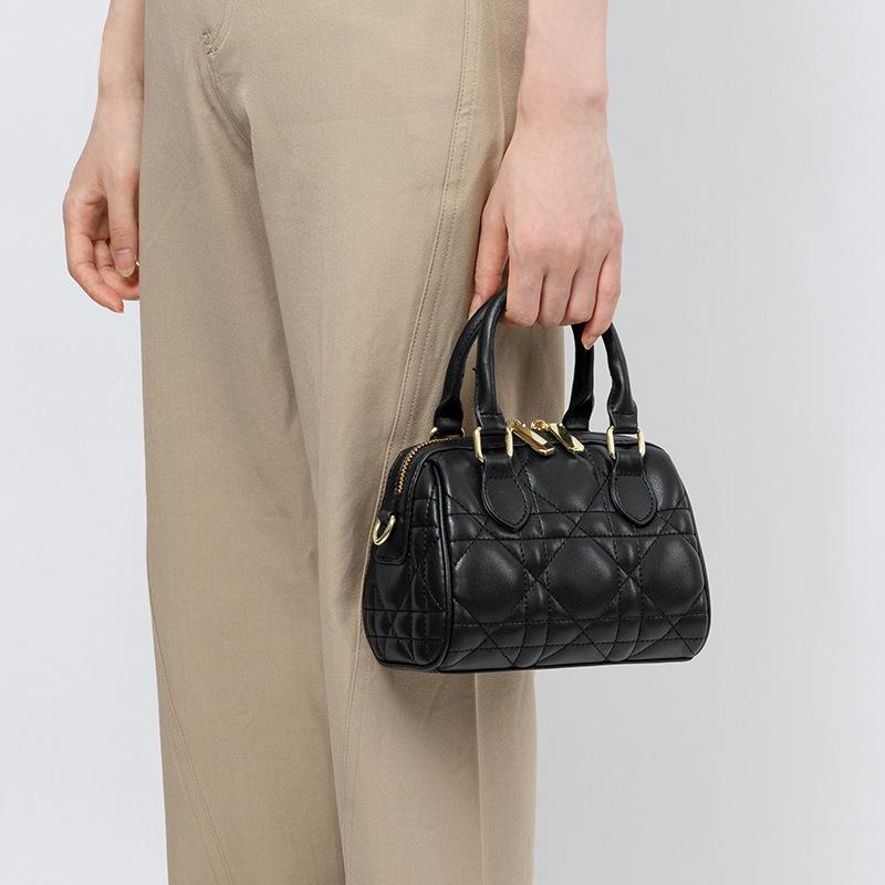 Η Τσάντα Boston από Γνήσιο Δέρμα Είναι μια Μοντέρνα και Ευέλικτη Τσάντα Ώμου για Γυναίκες