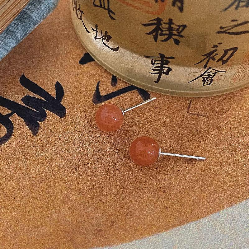 

Южные красные круглые серьги-бусины элегантны и изящны. Маленькие вишневые красные серьги просты и повседневны.