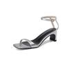 Sandales décontractées d'été pour femmes semelle souple en caoutchouc taille chaussures pour femmes boucle argentée bout carré talon moyen talon carré sandales femmes