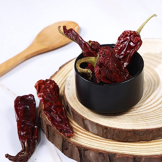 CRISTA Kashmiri Whole Chilli | Laal Mirch with Natural Oils | Premium, Natural & Sun-dried | Zero Added Colours, Fillers| Mild Spicy Grade | 250 Gms