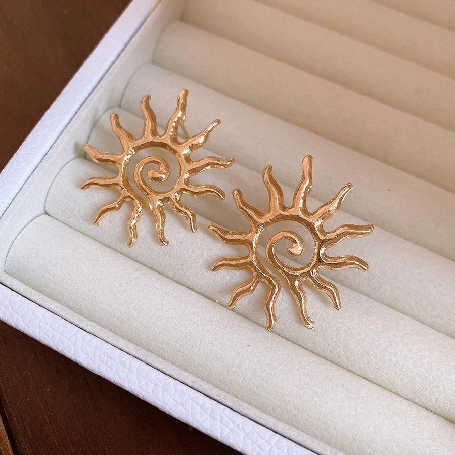 European and American metal sun hollow earrings, fashionable and simple earrings, light luxury, high-end earrings, design sense, niche