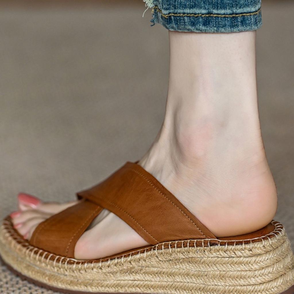 One-word women's 2025 summer new outer wear soft French cross with thick bottom slope heel straw cool round head soft bottom slippers