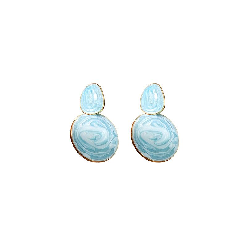 Modische ovalförmige Ohrringe in Bonbonfarben mit zarten, strukturierten Anhängern