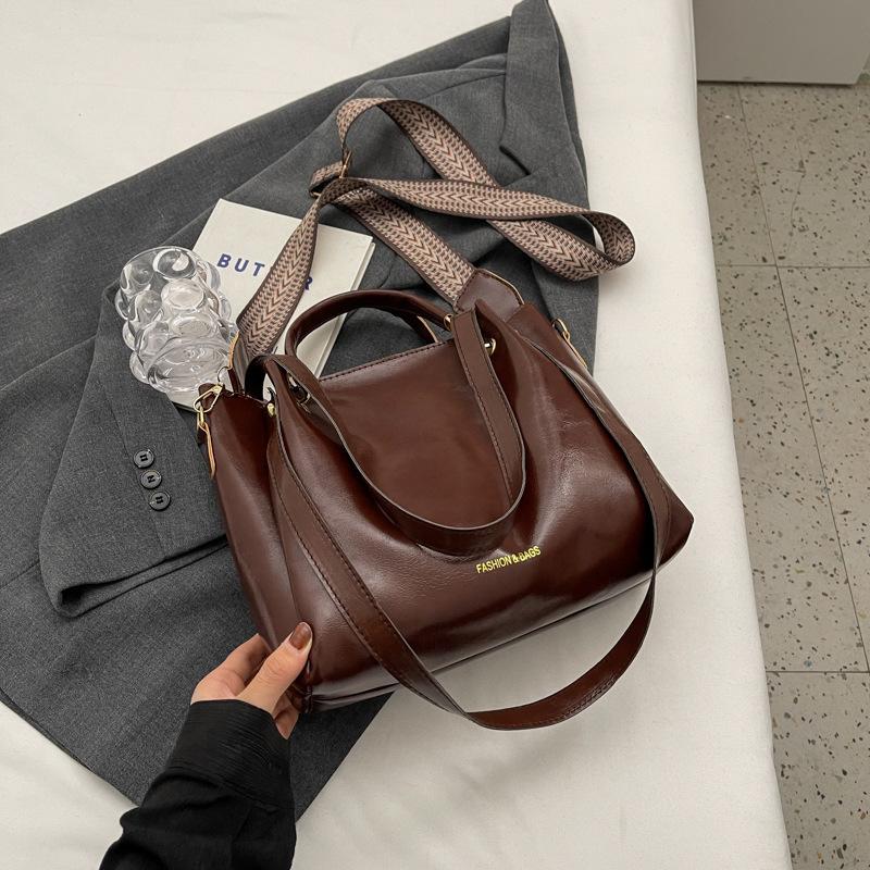 Korean version of fashionable large-capacity handbag women's 2025 new winter leisure commuting shoulder bag foreign style messenger bag