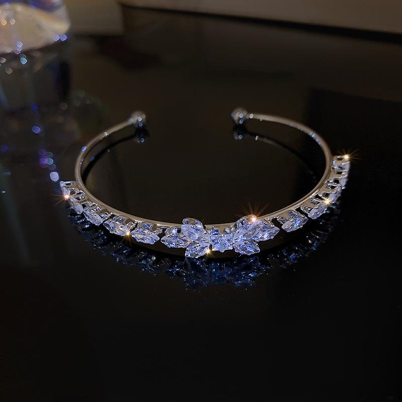 Elegantes Zirkon Buchstaben Blumen Armband: Hochwertiger vielseitiger Armreif für Damen